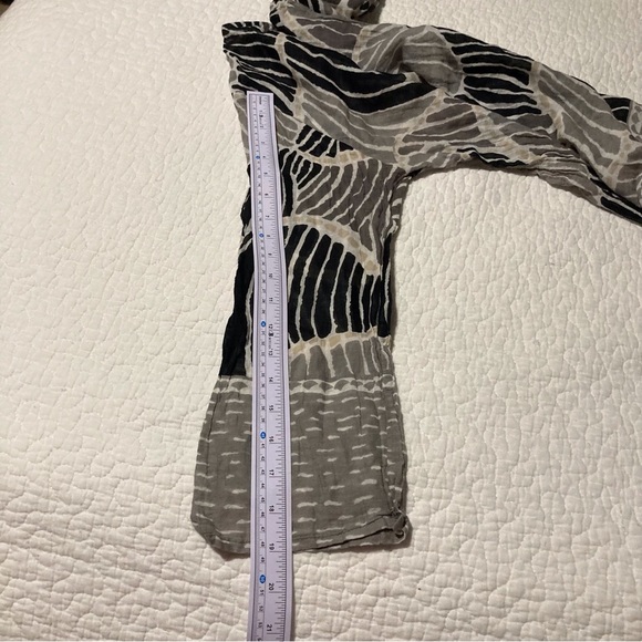 Rock Flower Paper Patterned Tunic | Size M | Resortwear | Breezy - Picture 3 of 10